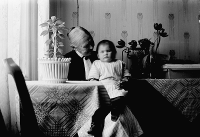 En gumma med barn i knäet. Fru Beda Forsell f. 1844 d 1930 Storgatan 5 V-by. I knäet: Elsa Blomberg, född Hallberg år 1915.