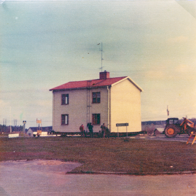Husflyttning
Huset flyttades från Åbroallén till Hultsfredsvägen Västra Tullen. Huset hette Gläntan och byggdes av chaufför Alvar Svensson 1947. Det låg strax efter Tejles hus på Åbroallén 5 
