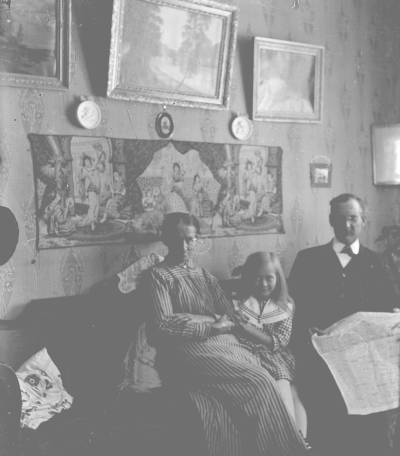 Familj
Anna, Svea och Otto Elg