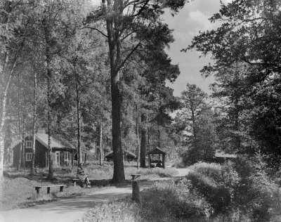 Gästgivarehagen omkring 1950. På soffan Polisman Erik Karlssons fru.