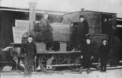 Loket "Wimmerby" 1880. Mannen på loket till vänster Stinsen Barkholm i Vimmerby.