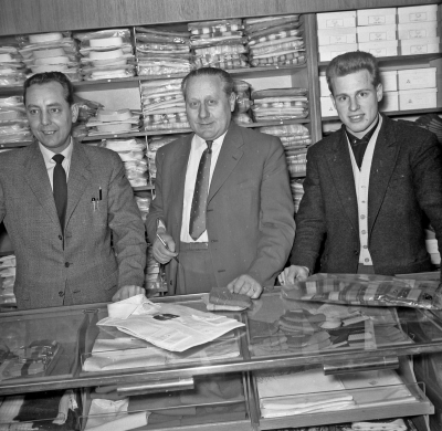 " Vi kring torget "
Carl Johanssons affär

Från vänster: Artur Lundberg,  Karl Karlsson direktör, Stig Karlsson "Byllen", son till Karl. 

Dok.111020/KG