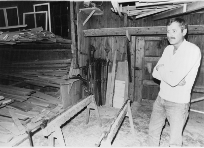 Dokumentationsfotografering av tillverkningsprocessen på Snickargården.
Vårvintern 1988
Tillverkning av fransk pardörr.
Avbildade personer:
Tönnes Andersson
Bernth Ericsson
Lillan Ericsson
Alvar Andersson
Bildmaterialet användes senare till en skärmutställning om Snickargården som visades på Vimmerby Bibliotek