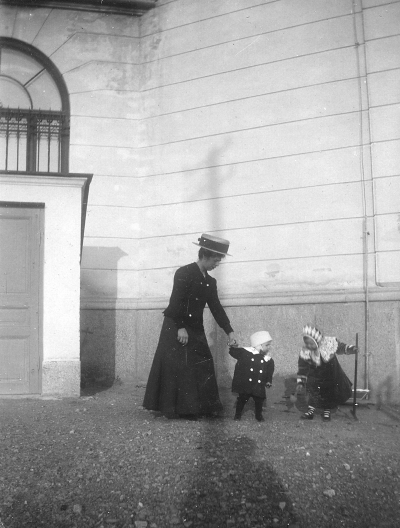 "Maddi o Henrik o barnsköt. Emy på Ö.E.B. Gård"   ( Ö.E.B = ÖSTGÖTA ENSKILDA BANK )     Nordströms 