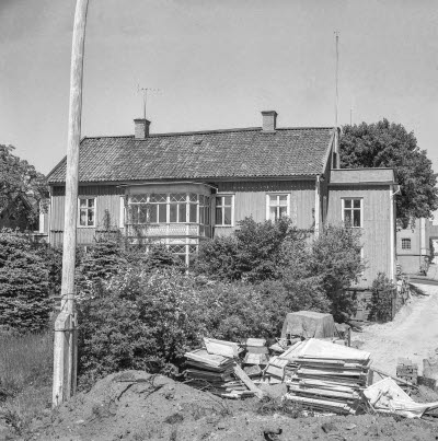 Stångågatan
Östra kv. 19-20 där stadshuset numera ligger. Huset byggdes av apotekare Johan Bergelin 1829. Albin Carlsson köpte gården 1915 och bodde där resten av sitt liv. Företaget hade sitt kontor i huset på bl.a 1960-talet. Karlsson bakom kallades byggnaden i folkmun

Dok.111102/KG