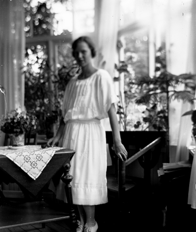 Kvinna stående vid fönstret. Karin Hermansson som konfirmand. Taget på Solliden, Storgatan 30 V-by.