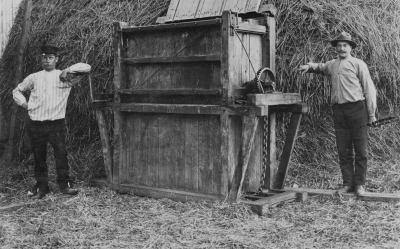 Troligen: T v Axel Jansson från Älåkra, t h: Hjalmar Karlsson (f 1890), Gebo Vimmerby
Hamra Vimmerby landsförsamling 1915

Hö / Halmpress