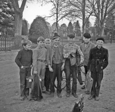 Frödinge, skolelever. Från vänster:1 Sven Josefsson, 2, Klas Rundberg 3, 4 Bengt Hultgren, 5 Per-Olof Svensson, 6 Frans Myrén, 7 Gert Johansson