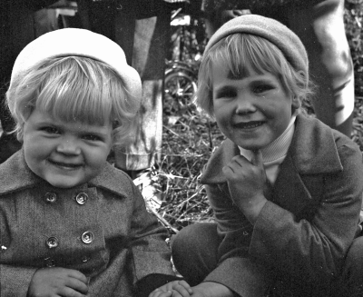 Nils och Evy Nicanders dotter Christina till höger. Till vänster Maria Tunek, barnbarn till Yngve Karlsson Hansborg.
Dok.110201/KG