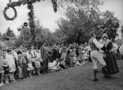 Källängen midsommarafton.                             Från vänster  Ulf Torstensson Vimmerby Banktjänsteman,  2,  3, 4 Stig Börje Åkesson Vimmeby Kontorschef  5Hans - Jörgen Winqvist Vimmerby  Filosofie stududerande  6 Paul Johansson Vimmerby Chaufför,   7 Inge Blank  Vimmerby Lärare på Yrkesskolan,  8 Ture Högsell Hultsfred Teletjänsteman,  9 Iris Persson Hultsfred Fru,     10 Anna Greta Österman Lönneberga Militärpsykolog.   