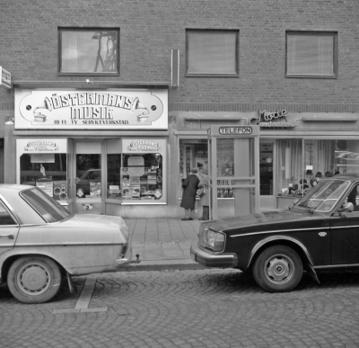 Torget / Sevedegatan
- Östermans Musik - 
- Modecentralen, Vanja Elg -
Dok.090206/SJ

Dok.110404/KG