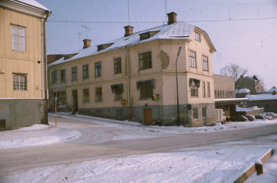 Stångågatan 
På första våningen låg gamla apoteket
I källaren finns nu V Möllers Rosenkransen och gamla häktet

090513/KG