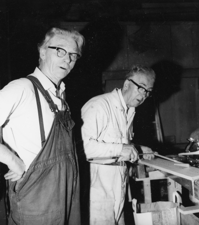 Orgelbyggarna lagar orgeln i  Djursdala.   