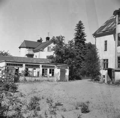 Storgatan / Bondebygatan
- Tunaborg -

Till vänster Persborg, Storgatan 72 till höger Tunaborg, Storgatan 74 I byggnaden på gården drev Gunnar Karlsson gummiverkstad och senare hans son 
Husen revs 1979.   T.E.

Dok.110401/KG

