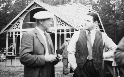 Skjutbanan i Vimmerby 1940-talet  från vänster: 1.  2. Ingmar Karlsson ombudsman då, sedan redaktör för Vimmerby Tidning
skyttepaviljongen