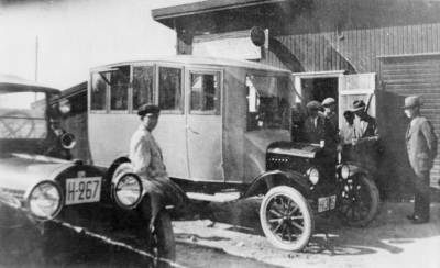 Vimmerby Bussbolags första "vrålåk" Ford 4 cyl. 20 hkr. 1922  Ägare Borgmäster Odevall Vimmerby. Häradsskrivare Ragnar Winqvist Krönbaden.  Till vänster Kasks trafikbil, Buick ( 1918 ) Karrossen tillverkad på Ståhls möbelfabrik    