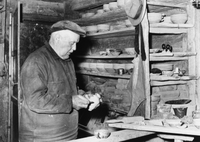 Krukmakare Forsberg i arbete

Dok.100526/KG