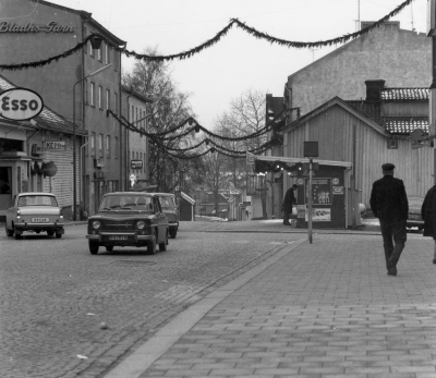 Sevedegatan korsar Kyrkogårdsgatan. Bilden troligen från 1960-talet, innan 1967 och högertrafikomläggningen. (Bildid. 13552)