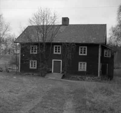 Storebro
På 1940 - talet bodde i detta hus familjen Hjort med flera. Halt - Emil hade ingång till sitt rum på gaveln till höger, han var skomakare. Huset finns i samma område som " Kasernerna " låg.

Dok.110513/KG