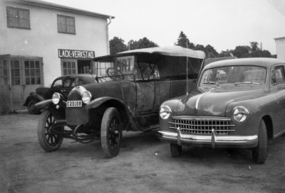 Hoflunds bilfirma Västra Tullen Vimmerby
Bilarna är Fiat årsmodell 1916 och 1951
I bakgrunden Kareviks lackerarverkstad