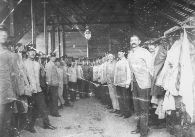 Den gamla bilden. Sänder en bild från Hultsfred regemente, skriver Märta Wahnberg, Vimmerby. Den är tagen omkring år 1900. Den föreställer bland annat min far som står längst fram till höger. Han hette Otto Alrik Vanberg. Han var knekt och bodde i soldattorpet Träthult under Slättfall och tillhörde Sevede kompani sedan 1882.  Vimmerby Tidning Lördagen den 22 oktober 1977.