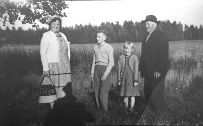 Till vänster Hilda Johansson  Rumskulla och Karl Schultz med barnen Ove och Gun.