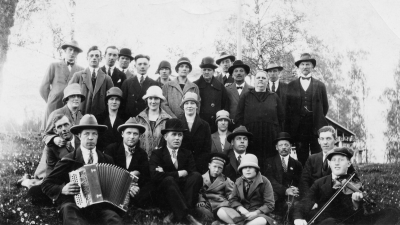 1 Lundberg, Gilles läderarbetare  2 Arvid Ekström  3 Ossian Åberg  4 Nilsson Gustav, stenhuggare  5 Helge Magnusson, filare sedan skolvaktmästare 6 Samuelsson gift m. nr. 4 Nilsson  7 Signe Lundberg gift Gustavsson,Masen  8 Fru Lundberg  9 O. Gren Västervik  10 Fru Berggren  11 Gustavsson Frans träarbetare  12 Elg National Vimmerby  14 Fru Leander f. Haller  15 Fru Andersson Märta f. Thorén  16 Fru Magnusson f. Sjöblad  17 Hägg Anna fru  18 Fru Anna Lundberg f. Lindblad  19 Leander Oscar gummireparatör  20 John Andersson  Andersson måg hos sonen Thorén gift m. nr. 15.  22 Hägg Emrik svarvare  23 Hägg Rune  24  Sandberg Ivar svarvare och byggnadsarbetare  25 Hägg Anna- Greta gift Hjelm  26 Berggren Läderfabrikör  27 Harald Johansson  28 Olle Engström     
 