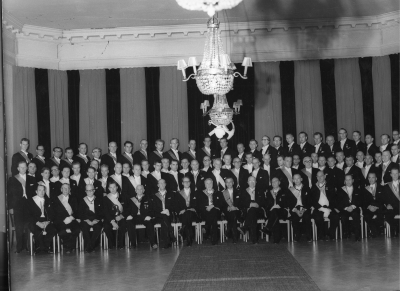 1?  2 Erik Svensson, ( Kåreda ) 3 Eriksson död 4 Nils Dahlgren, Köpman Lkp 5 Axel Almér, Plåtslagare 6 Bror Bergström Bokhandl. 7 Walde, Telekommisarie 8 Nils Ståhl, Fabrikör 9 ? 10 ?  11 Herbert Malmfelt, Landsfiskal 12 Ture Grönkvist, Frisör 13 Verner Sandström, Köpman 14?  15?  16?  17 Henrik Svensson, Lantbr. 18?  19 Olof Rudell, Skohandl. 20 Josef Nilsson, Byggmästare 21 Anders Berg, Köpman 22 Rickard Karlsson, Kamrer 23 Carl-Erik Malmberg, Tandläkare 24 Sverre Larsson, Kantor 25 Nils Lindblad,  Konsum  26 Hans Jakobsson, Disponent 27 Artur Håkansson, Möbelhandl. 28 Lars Ståhl, Köpman 29 Leif Dahlgran, Köpman 30 Per Wenström, Bankdirektör 31 Agne Almström, Köpman 32 Tage Köhler, Verkmästare 33 Gunnar Karlberg, Köpman 34 Per-Inge Envall, Rektor  Tuna  35 Nils Kullander, Köpman 36 Birger Leufstedt, Köpman 37 Albin Carlsson, Köpman 38 Ingemar Olsson, Skogsinspektor 39 Sture Crenby, Bankdirektör 40 Helge Eriksson, Lantbrukare 41 Gillis Brorsson, Köpman 42 Stig Rose´n, Bankkamrér 43 Ivan Österman, Köpman 44 Fritiof Cederfelt, Bagare 45 Hans-Birger Karlsson, Köpman 46 Fredriksson, Bankdirektör 47 Stig Bälter, Disponent 48 Stig Brogren, Köpman 49 Bengt Ansgarius, Disponent 50 Carl-Axel Gyllenkrok, Bankman 51 Artur Angnegård 52 Gunnar Sääf, Arkitekt 53 Nils Leufstedt, Köpman 54 Per Dunge, Disponent 55 Bengt Carlsson, Tjänsteman 56 Nils Gustafsson, Kamrér 57 Karl Wadlin, Köpman 58 Sven Bälter 59 Sverker  Malmgren, Köpman 60 Valter Lennartsson, Sysloman 61 Lage Lindersson, Disponent 62  63 Bengt Carlsson, Lantbrukare 64    65 Staffan Samuelsson, Bilskollärare 66 Bertil Mehlén, Stadskamrér 67 Karl Henrel, Lantbrukare 68 Stig Rundqvist 69 Lennart Wenström, Köpman 70 Ingvar Stamark, Köpman 71 Bert Larsson, Kamrer 72 Börje Gullberg, Tandläkare 73 Sverker ? Malmgren 74 Birger Nilsén, Musiklärare 75  76 Bertil Mårtensson, Lantbrukare 77 Algot Olefors 78 Lennart Gintz, Rektor 79 Dahl, Bankkamrer 80 Holger Tunebjer, Ombudsman 81Per Bälter, Köpman 82 Ingemar Lundberg, Stins 83 Henry Jacobsson, Disponent.   Föreningar   1950   N.N. Vimmerby        Foto: Elis Barkstam          