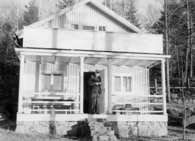 Nils Samuelsson Verkmästare vid Bageri AB. Sommarvillan vid Nossen. 