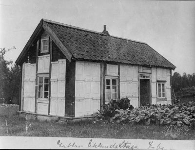 Drottninggatan. Brantarp, Eklunds hus som han klädde med kyrkans kasserade bänkdörrar efter kyrkans restaurering troligen 1899. 