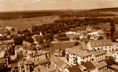 Från kyrktornet (nästan som en flygbild)
Brandstation 
Polisstation 
Handelsträdgård 
