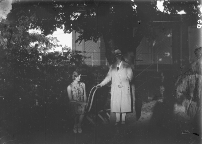 Två personer vid en bänk. På terassen på Storgatan 5 V-by. Ingrid Forsell dotter till Beda Forsell. Elsa Blomberg, född Hallberg. Troligen 1928.