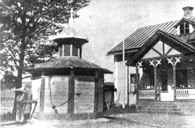 Östra Tullen Ur "Hemmet" årg. 1904 "Vimmerby varmbadhus" sedan epidemisjukhus, Östra Tullen.   T.E. Bykälla framför