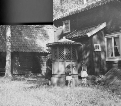 1960-talet. Rangens källa. En gammal träpump s.k. stockpump som kommer från Ranska gården på Storgatan. 