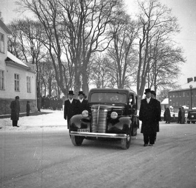 Lars V Lindéns jordfästning
16 februari 1956

Dok.110628/KG