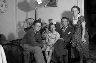 Martin Tambour med familj

Ingemar Gerd Marie Martin  Tyra

Dok.111103/KG