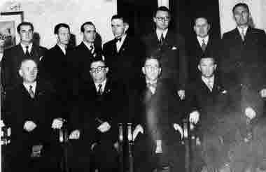 Stående från vänster 1. Lennart Wenström, elektriker  2. Sallander, källarmästare  3 Bengt Kennemo, byggmästare  4 Nils Boman, blomsterhandlare  5 Looh, disponent  6 Carl Carlsson, köpman  7 Karl Beijer, direktör A.B. Beijers Motorfabrik.  Sittande från vänster, 8 Edvin Gabrielsson, skogvaktare  9 Bälter - Olsson, köpman  10 Einar Brantemo, folkskollärare  11 Erik Hallberg, disponent Vimmerby Träförädling     Troligen Rotary!   
