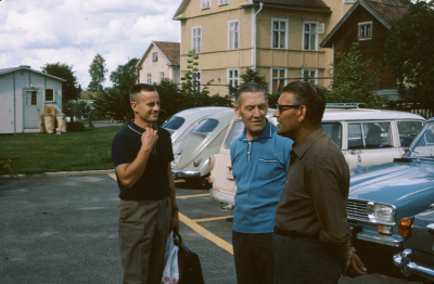 Män bilar hus

090402/KG