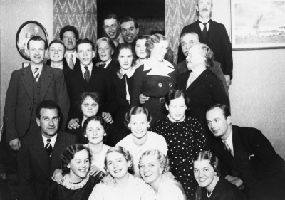 Rickard Sandströms AB,  Vimmerby .  1. ?   2. Georg Hammarlund Expedit,  3 .Gunnar Sandström Disponent,  4. Gustaf Svensson Expedit ,sedan Södra Vi,  5. Anders Berg Expedit ,sedan Tobakshandlare,  6. Folke Fransson, 7. Carl-Olof Ståhl,  8?,  9.  Anna-Lisa Hagman, 10.  Naemi Olsson, 11. Fru Matilda Sandström Kisa, 12. Malkolm Sandström Senior Kisa, 13.?  14.  Martin Magnusson,  15. Tekla Lindström, Expedit, 16. Inez Nyström, 17. Anna Lisa  Gustafsson-Zanton  Expedit, 18?,  19.  Dagny Eriksson-Lundberg,  20.  Maj Wahlsten, Expedit,  21. Fru Anna-Lisa Pettersson-Stunek,  22.  Rickard Sandström, Direktör,   23. Karin Lindgren.

Dok.090415/SJ 