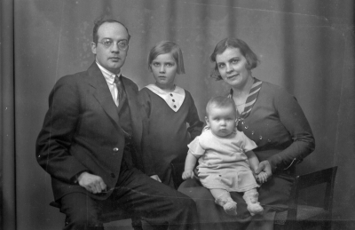 Lärare Westerberg med familj
Halsjöbo


Dok.080710/RS