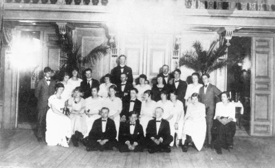 På Stadshotellet. 1. Agne Ängqvist  2. Lisa Fasth gift med Ivar Beijer  3. Astrid Larsson ( biträde hos Derwingers )  4. Hugo Nilsson ( Beijers )  5. Anna [---]  6. Olle Svensson  7. Bertil Karlsson  8. Nilsson Nybble  9. Fru Elisabeth Beijer, gift med  fabrikör Karl Beijer  10. Harald Nilsson ( Nisse på låda ) bokhandeln  11. Ragnvald Lundin, frisör  12. Gerda Lindblom, trädgårdsmästare gift David Jonsson  13. Torsten Johansson ( Klipp i sken ) handlare  14. Ebba Sköldborg, damfrisörska  15. Karlsson. 16) Rosa Nordh gift med handlare Karl Brissman  17. Karin Andersson, affärsbiträde  18. Oscar Beijer, metallarbetare  19. Agnes Beijer,  fru  20. Märta Thorén gift med smeden Henning Andersson  21. Berta Pettersson, dotter till Brev-Pelle  22. Erin Fasth gift med Erik Aleriusi Stockholm  23. Greta Sköldborg  24. Albin Carlsson, järnhandl.  25. [---] Bornholm  26. Harald Karlberg.    