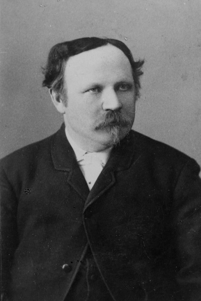 Karl Peter Rothelius, född1839 i Kättilstad. Från U.S.A. till Vimmerbyb 1876. Vid 1919 ogift. Manufaktur och herrskrädderi, gårdsägare.      