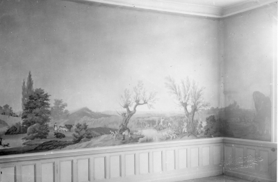 Innehåller fotografier på tapeter i övre våningen kv. Lärkan nr 1, Stora Torget vari häradsskrivarekontoret för närvarande är inrymt. Vimmerby den 23 mars 1952. S.k. Ählströmska huset. Målningarna nu i Hantverkarhemmets sal.   T.E.