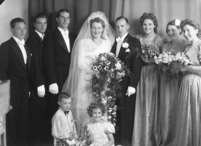 Brudparet Sjöblad
längst t h : skolvaktmästare på samskolan Helge Magnusson, nr 3 fr h: Rådhusvaktmästare Bertil Sjöblad



Dok.080612/RS