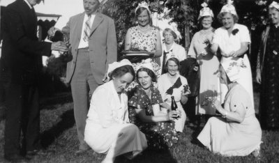 Kräftsexa i Knabbarp.
Till vänster syns lite av  August Karlsson, Erik Wahlberg. Sittande: Olga Wahlberg, pigan, Lis-Karin Ängqvist, Sigrid Wahlberg.  Stående: Aina Ängqvist, Ingeborg Karlberg, Tekla Karlsson, Ester Karlberg, Fru Sofie Karlsson

Dok.090629/SJ