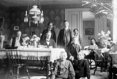 Andra från vänster är Göta Tisell och damen i gungstolen är Hedvig Forsell
De hade skolungdomar inackorderade