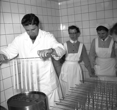 Ljusstöpning
I mitten sjuksyster Elsa Ståhl

Dok.110629/KG