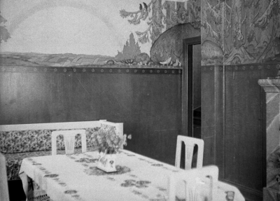 Barnhemmet, Krön
"Meddelande
På förekommen anledning får jag härmed bedja de lantbrukare, som på hösten 1927 skänkte en del timmerstockar för uppförande av barnhemsbyggnaden i Vennebjörke, vända sig till mig före den 15 april för utfående av den ersättning, vartill de kunna anse sig vara berättigade. Då jag ej vet om barnhemmets verksamhet kommer att fortsätta efter detta års utgång, vill jag hava klarhet i denna sak. Vimmerby den 21 mars 1940. Mimmi Ingeström"
Vimmerby Tidning 20/3 1940



Dok.080214/RS