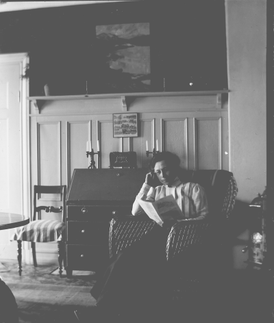 Läsande dam i korgstol 1910-talet.