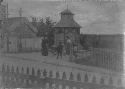 Brunnen låg på Storgatan 4, Lindbloms gård, mitt emot Posten, Storgatan 3. Byggdes i början av 1870- talet och fanns kvar efter att staden fick vattenledningar  1901.  Revs 1910, låg mitt emot Wahlbergska gården.   T.E.
